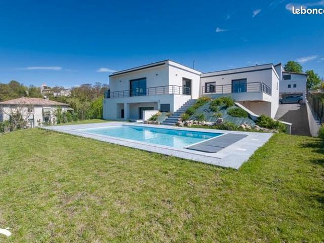 Maison 8 pièces 247 m²