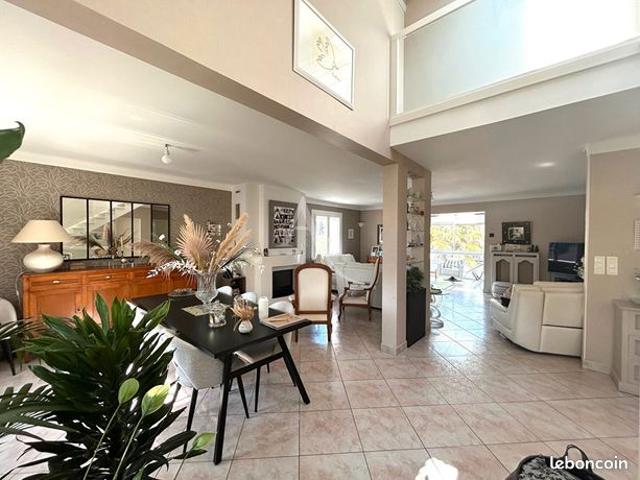 Maison 8 pièces 248 m²