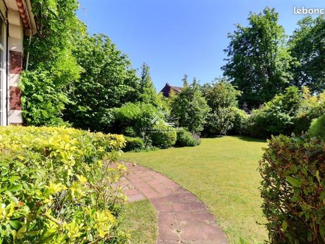 Maison 8 pièces 240 m²