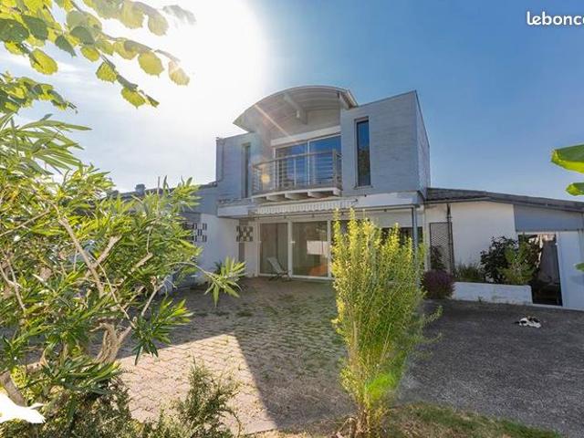 Maison 8 pièces 240 m²