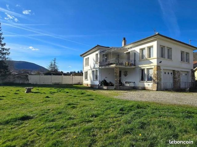 Maison 8 pièces 240 m²