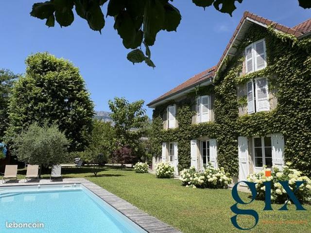 Maison 8 pièces 240 m²