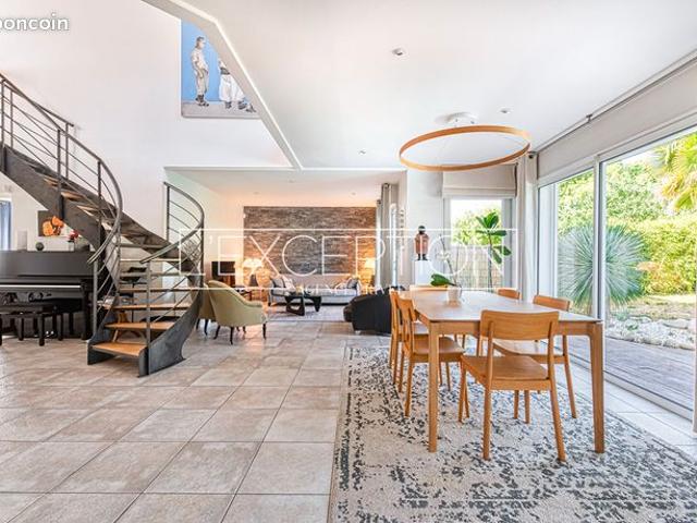 Maison 8 pièces 240 m²