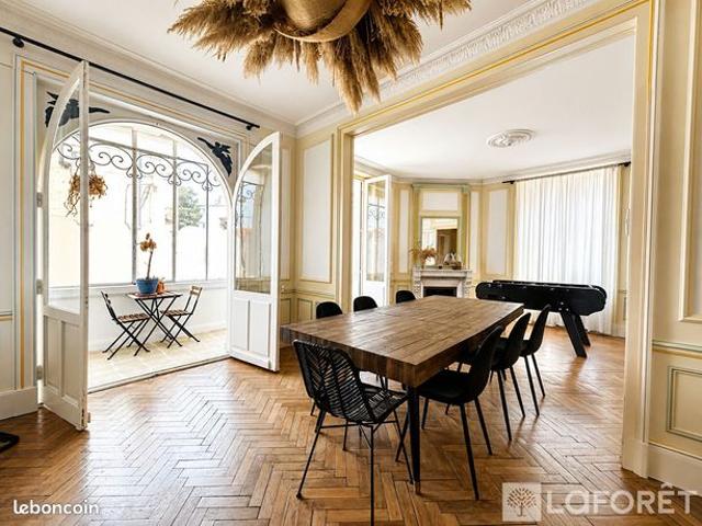 Maison 8 pièces 240 m²