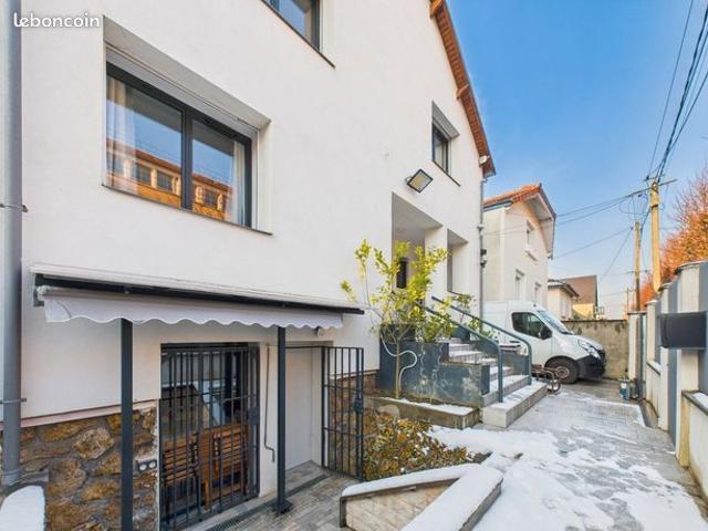 Maison 8 pièces 240 m²