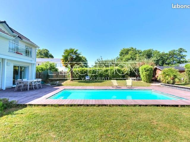 Maison 8 pièces 240 m²