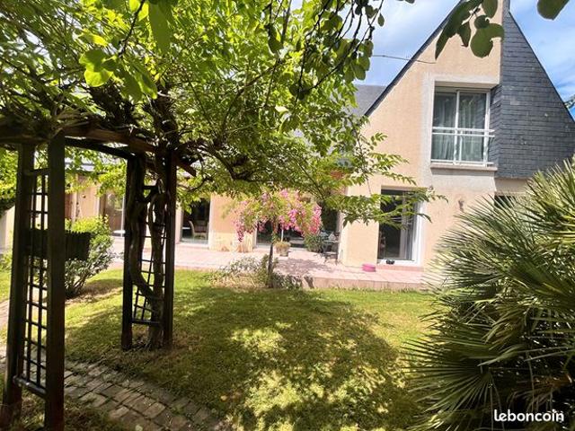 Maison 8 pièces 241 m²