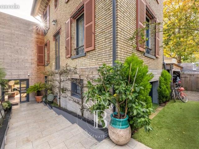 Maison 8 pièces 241 m²