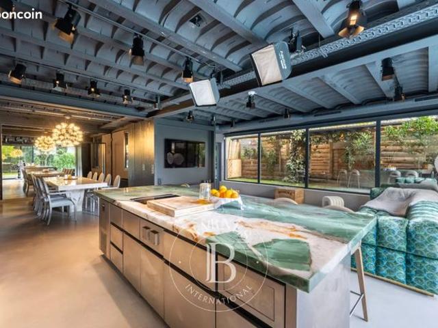 Maison 8 pièces 241 m²