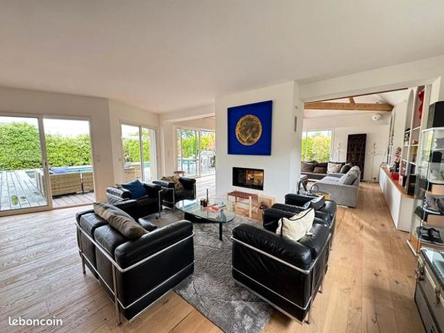 Maison 8 pièces 241 m²