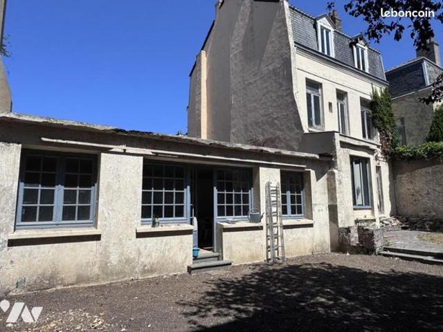 Maison 8 pièces 241 m²