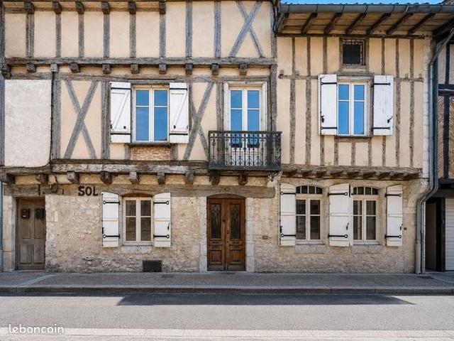 Maison 8 pièces 241 m²