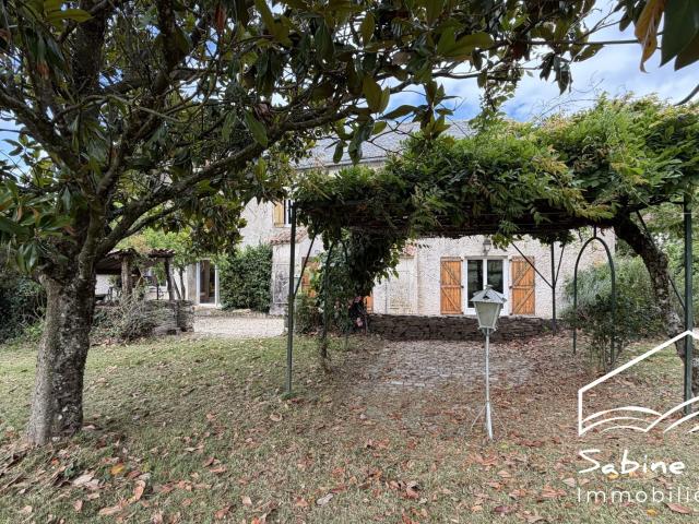 Maison 8 pièces 242 m²