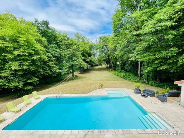 Maison 8 pièces 242 m²
