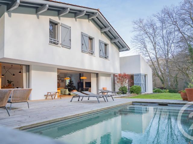 Maison 8 pièces 242 m²