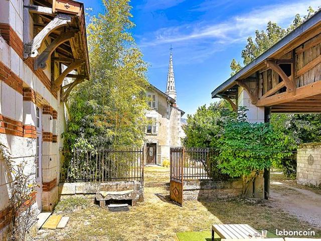 Maison 8 pièces 242 m²