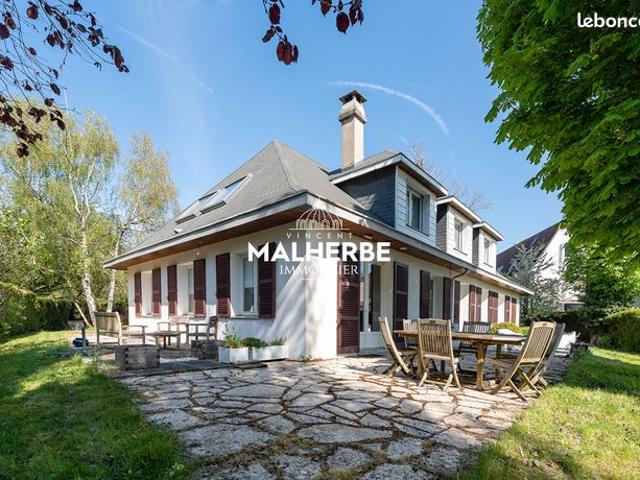 Maison 8 pièces 242 m²
