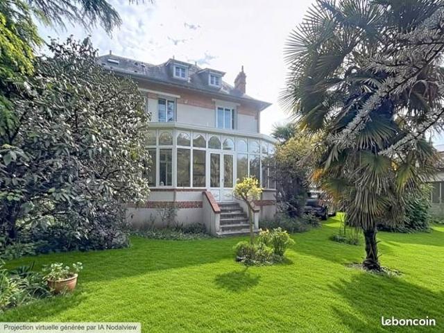 Maison 8 pièces 242 m²