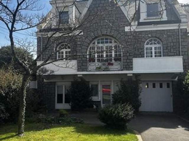 Maison 8 pièces 242 m²