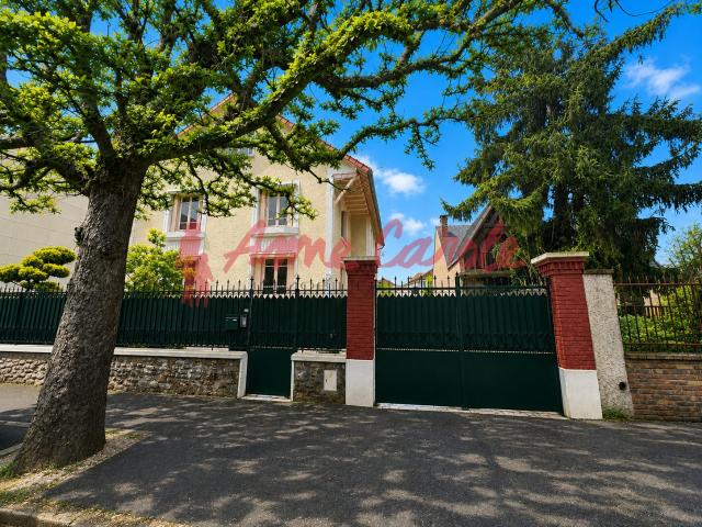Maison 8 pièces 243 m²