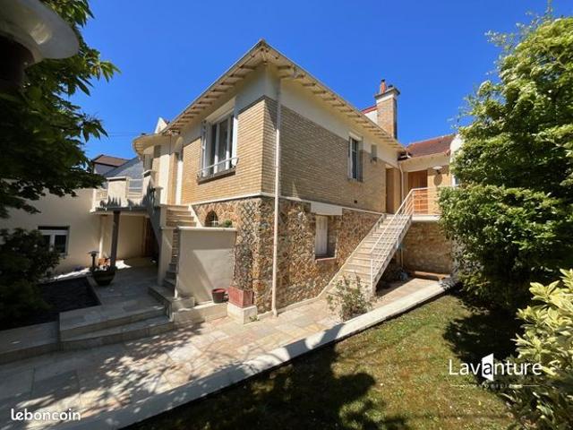 Maison 8 pièces 243 m²