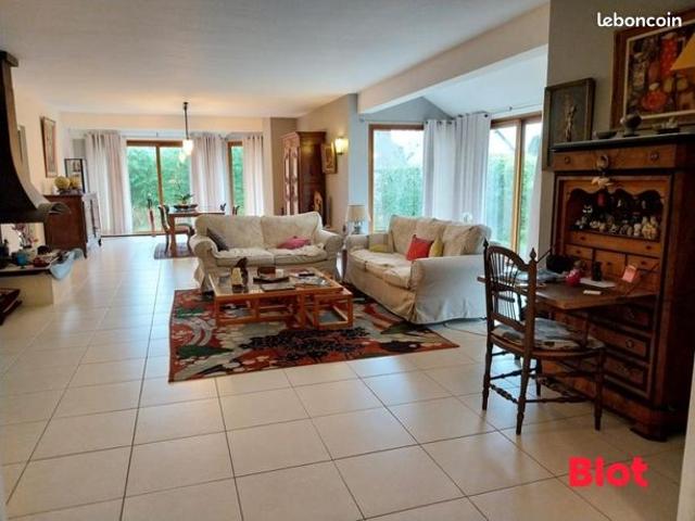 Maison 8 pièces 243 m²