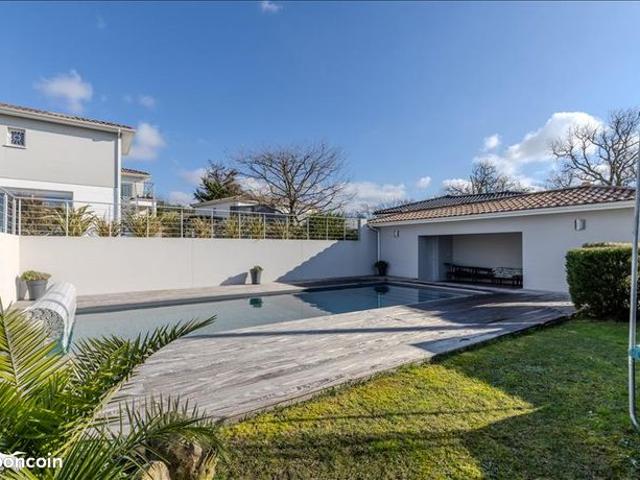 Maison 8 pièces 254 m²