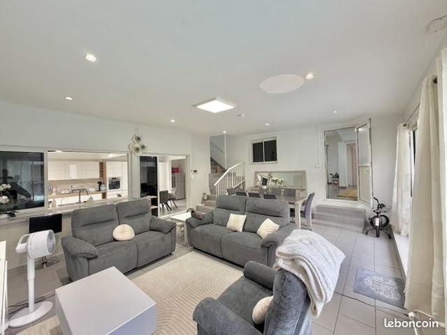 Maison 8 pièces 255 m²