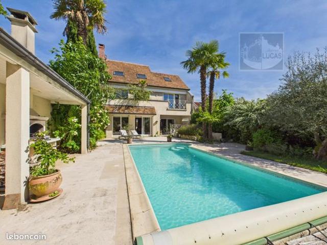 Maison 8 pièces 255 m²
