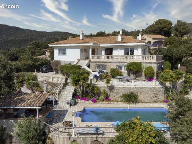 Maison 8 pièces 255 m²