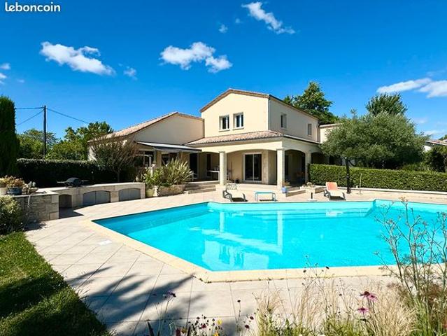 Maison 8 pièces 255 m²