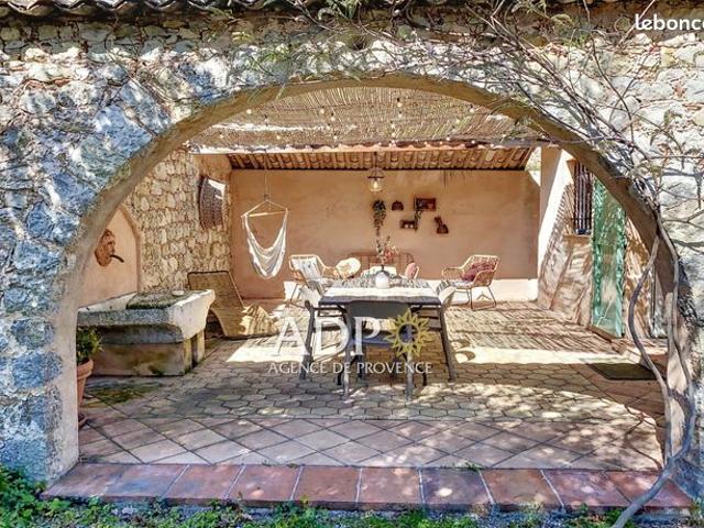 Maison 8 pièces 255 m²