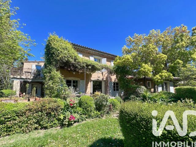 Maison 8 pièces 256 m²