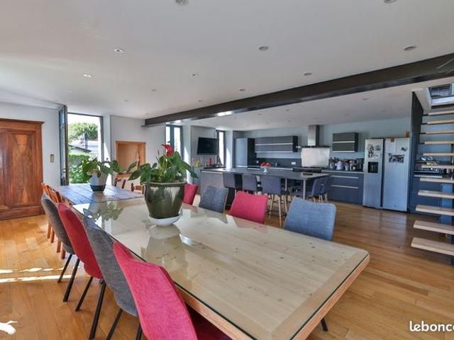 Maison 8 pièces 256 m²