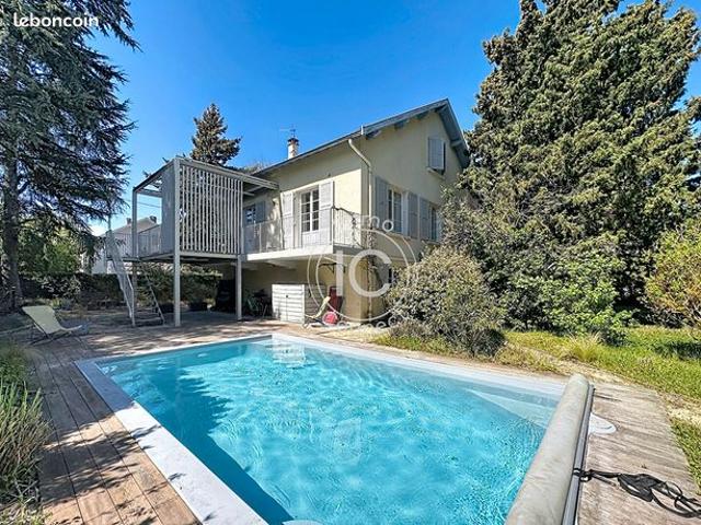 Maison 8 pièces 256 m²