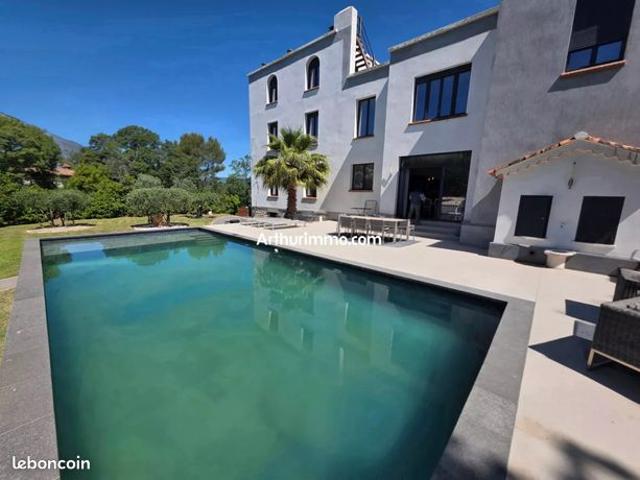 Maison 8 pièces 256 m²