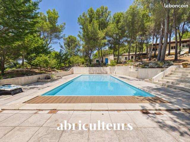 Maison 8 pièces 256 m²