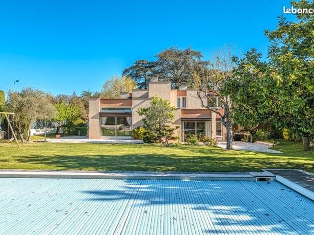 Maison 8 pièces 257 m²