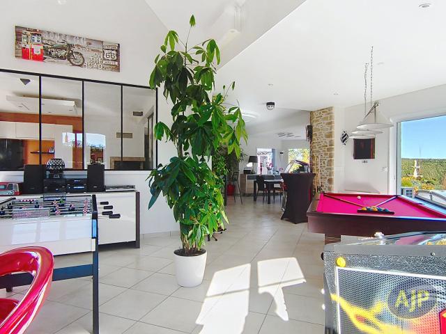 Maison 8 pièces 258 m²