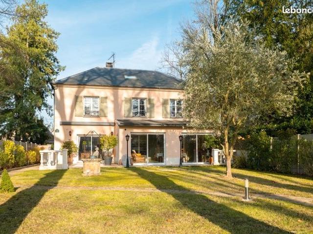 Maison 8 pièces 250 m²