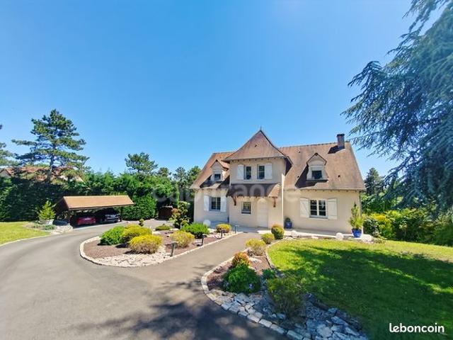 Maison 8 pièces 250 m²