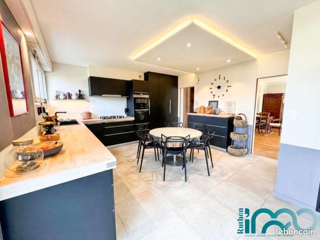 Maison 8 pièces 250 m²