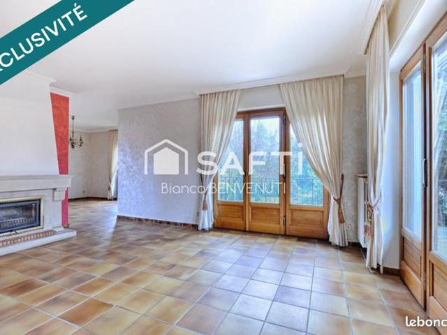 Maison 8 pièces 250 m²