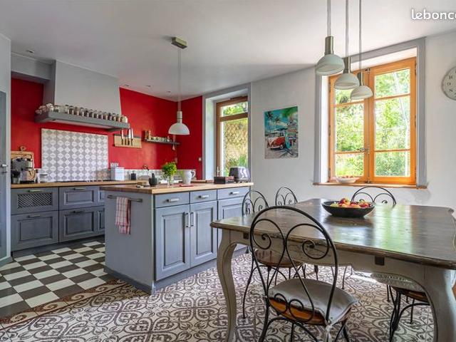 Maison 8 pièces 250 m²