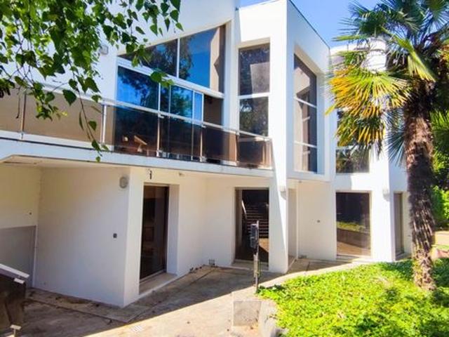 Maison 8 pièces 250 m²