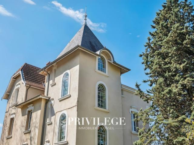 Maison 8 pièces 250 m²