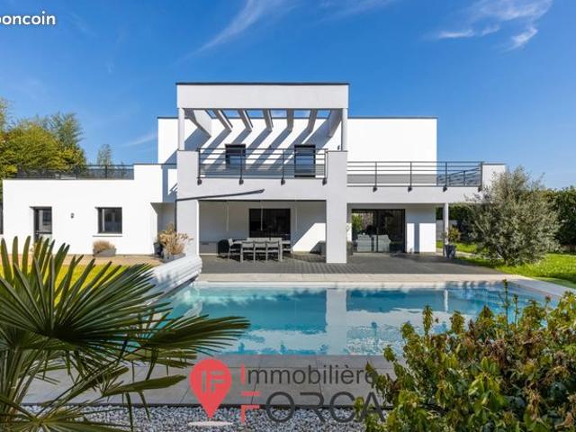 Maison 8 pièces 250 m²