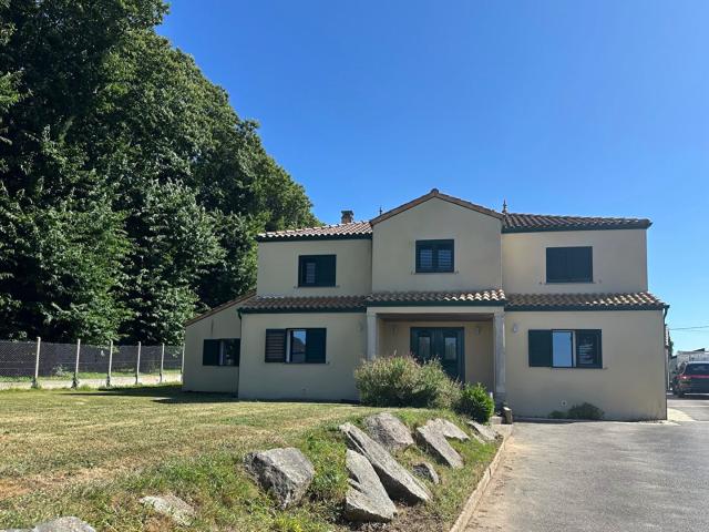 Maison 8 pièces 250 m²