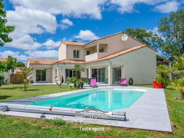 Maison 8 pièces 251 m²
