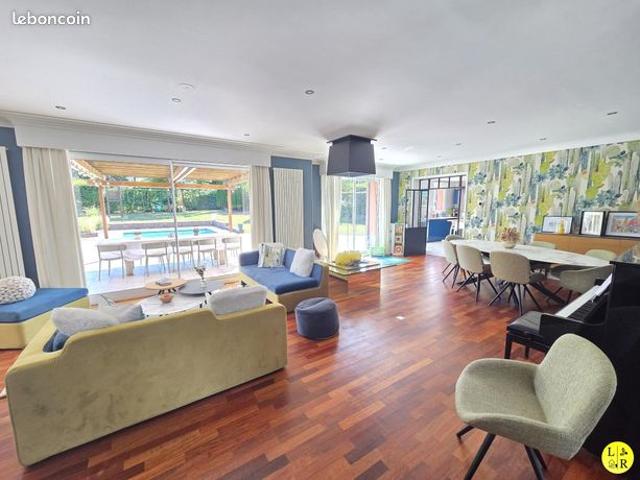 Maison 8 pièces 251 m²
